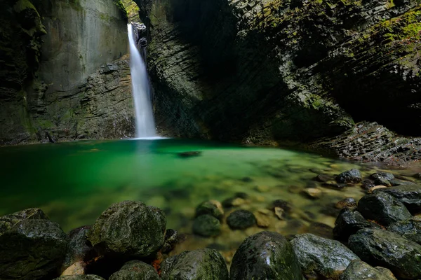 Kozjak Vodopády Kobarid Julské Alpy Slovinsko Evropě Povrchu Zelené Jezero — Stock fotografie