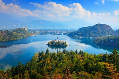 Manzara Slovenya, Avrupa'nın doğa. Sisli Triglav Alpler ile orman, Slovenya'da seyahat. Mavi gökyüzü, yeşil doğa ile güzel gündoğumu.