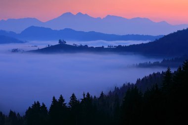 Manzara Slovenya, Avrupa'nın doğa. Sisli Triglav Alpler ile orman, Slovenya'da seyahat. Aziz Thomas Kilisesi, Sveti Tomaz nad Praprotnim, Skofja Loka. 
