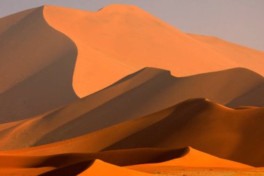 Mavi gökyüzü ve bulutlar, Sossusvlei, Namib Çölü, Namibya, Güney Afrika ile büyük portakal dune. Kırmızı kum, en büyük dun dünya. Namibya'da seyahat.
