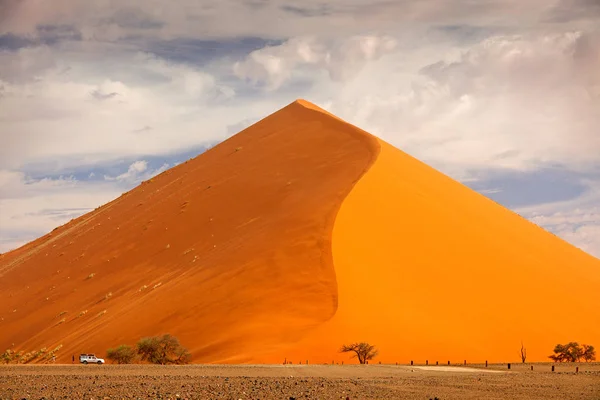 Grote Oranje Duin Met Blauwe Lucht Wolken Sossusvlei Namib Woestijn — Stockfoto