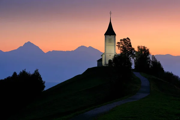 Jamnik 教堂日出 风景在斯洛文尼亚 自然在欧洲 多雾的特里格拉夫阿尔卑斯山与森林 在斯洛文尼亚旅行 美丽的日出与蓝天 绿色的自然 — 图库照片