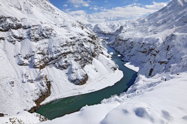 Hemis NP, Ladak, Hindistan 'da İndus Nehri. Kış aylarında kar ile nehir, Himalayalar. Hindistan 'da dağ manzara vahşi doğa. Güneşli gün vadide kar, beyaz bulutlar ile mavi gökyüzü. 