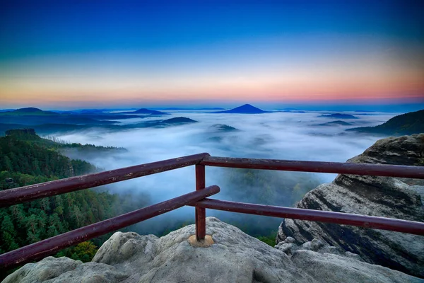 Vista Mirador Cerca Pasamanos Madera Roca Colinas Con Niebla Mañana —  Fotos de Stock