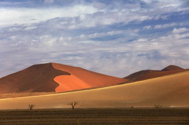 Namibya manzarası. Mavi gökyüzü ve bulutlar ile büyük turuncu kumul, Sossusvlei, Namib çöl, Namibya, Güney Afrika. Kırmızı kum, dünyanın en büyük kumul. Afrika'da seyahat.