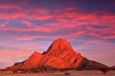 Spitzkoppe, Namibya'nın güzel tepesi. Doğada kaya anıtı. Namibya'da manzara. Doğada taş, kayalık çölde akşam ışığı. Namibya, Afrika seyahat. Gro e Spitzkoppe anıtı. 