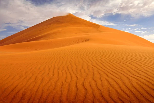 Namibia landskap. Big orange Dune med blå himmel och moln, Sossusvlei, Namib Desert, Namibia, södra Afrika. Röd sand, största dyn i världen. Att resa i Afrika. — Stockfoto