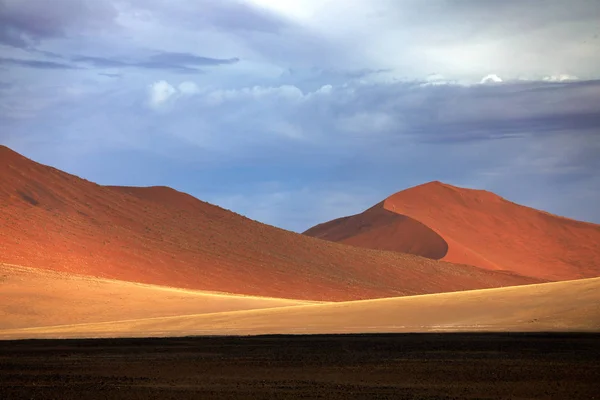 Namibia paisaje. Gran duna naranja con cielo azul y nubes, Sossusvlei, desierto de Namib, Namibia, África del Sur. Arena roja, la duna más grande del mundo. Viajar por África . — Foto de Stock