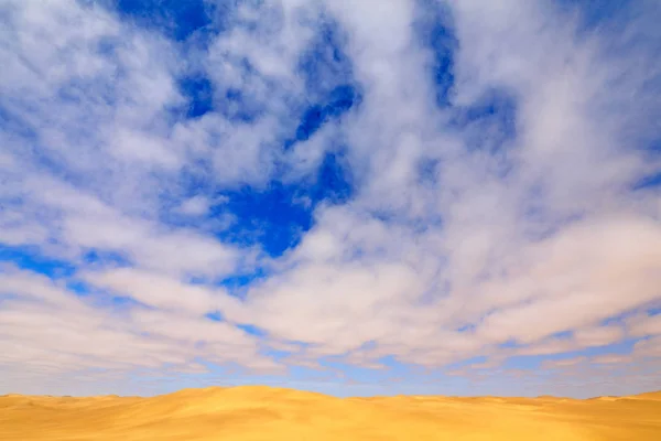 Deserto do Namib, duna de areia com céu azul bonito com nuvens brancas. Paisagem na Namíbia, África. Viajando no deserto da Namíbia. Colinas de areia amarela . — Fotografia de Stock