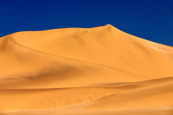 Namiböknen, sanddyn berg med vacker blå himmel, varm sommardag. Landskap i Namibia, Afrika. Resa i Namibia-öknen. Gula sand kullarna. Landskap i Namibia, Afrika. — Stockfoto