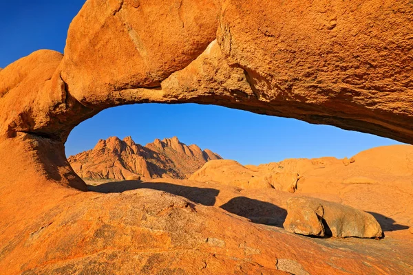 Spitzkoppe, hermosa colina en Namibia. Monumento a la roca en la naturaleza. Paisaje en namibia. Piedra en la naturaleza, luz de la tarde en el desierto rocoso. Viajar a Namibia, África. Monumento a Gro jalá Spitzkoppe . — Foto de Stock