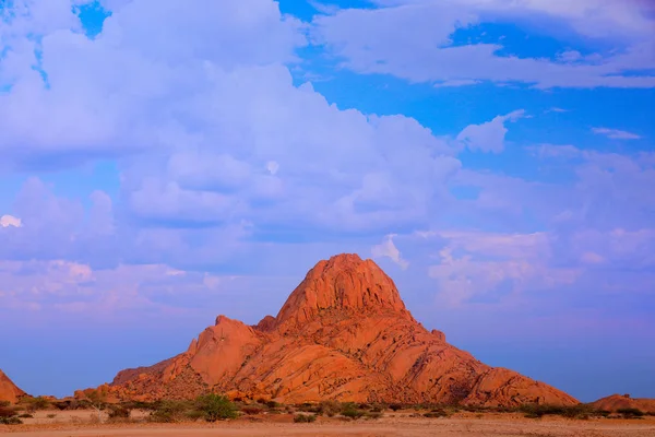 Spitzkoppe, mooie heuvel in Namibië. Rock monument in de natuur. Landschap in Namibië. Steen in de natuur, avondlicht in de rotsachtige woestijn. Reizen in Namibië, Afrika. Gro e Spitzkoppe monument. — Stockfoto