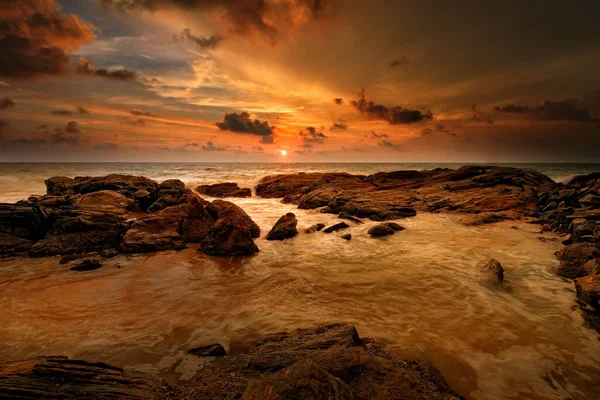 スリランカの日没 岩や太陽と海の海岸 自然の中でオレンジの夜 スリランカの海の風景 アジアでの旅行 — ストック写真