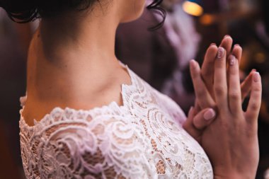 omuz close-up ve eller genç gelin kızın dantel düğün elbise