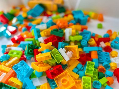 Yaratıcı oyun ve eğitim faaliyetleri için mükemmel çeşitli yapı taşları koleksiyonu.