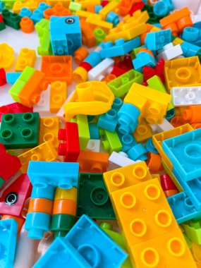 Yaratıcı oyun ve eğitim faaliyetleri için mükemmel çeşitli yapı taşları koleksiyonu.