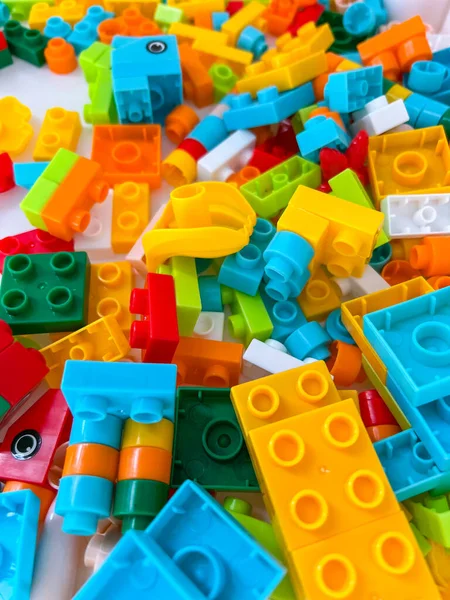 Yaratıcı oyun ve eğitim faaliyetleri için mükemmel çeşitli yapı taşları koleksiyonu.