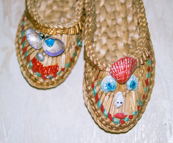 Pantofole di design di paglia con una faccia fatta di conchiglie — Foto Stock