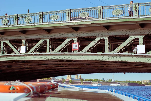 Bir teknede fotoğraf Sarayı Köprüsü yüzme. St. Petersburg, Rusya