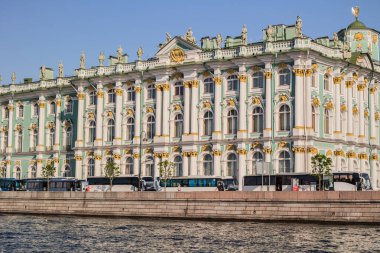 Kışlık Saray ve gezi otobüsleri