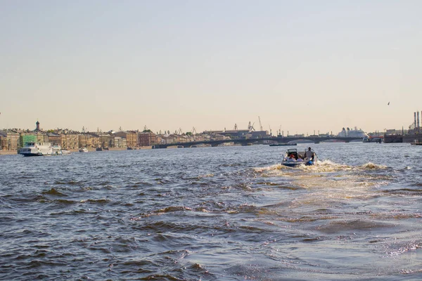 Прогулянкові катери і крейсер на річці Нева. Санкт-Петербург, Росія. Дрібні ДОФ — стокове фото