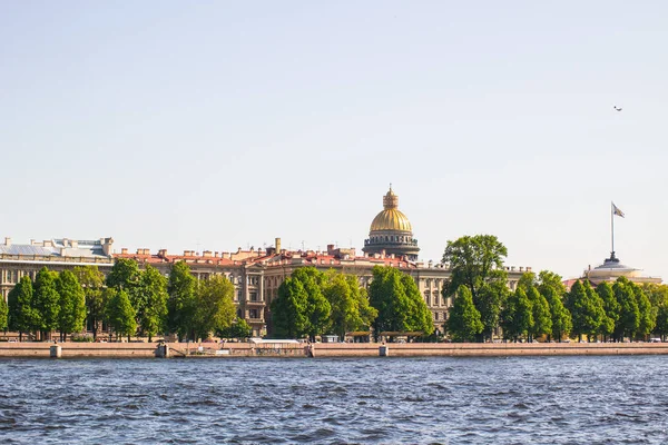 Amirallik ve St Isaacs Katedrali, Saint Petersburg, Rusya Vasilievsky Adası Spit üzerinde eski Borsa binası görünümü. Neva Nehri'nden manzara.