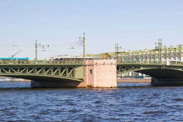 Dvortsovy bridge and the Admiralty across Neva river, St Petersburg, Russia — Stock Photo, Image