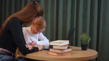 Ödev sırasında kızına rehberlik eden, hastaya destek veren ve evde eğitim anlarını paylaşan ilgili bir anne ya da öğretmen, öğrenme sürecini birlikte geliştirir.