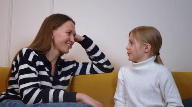 Bir psikolog anne ve kızı rahat sarı bir koltukta oturuyorlar, ciddi bir tartışma içindeler, belki de hassas bir konu ya da yeni bir olay hakkında.