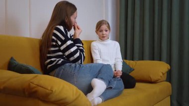 Bir psikolog anne ve kızı rahat sarı bir koltukta oturuyorlar, ciddi bir tartışma içindeler, belki de hassas bir konu ya da yeni bir olay hakkında.