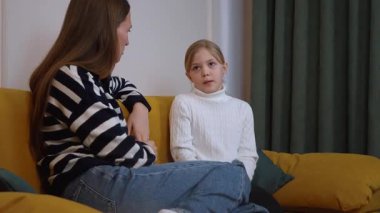 Bir psikolog anne ve kızı rahat sarı bir koltukta oturuyorlar, ciddi bir tartışma içindeler, belki de hassas bir konu ya da yeni bir olay hakkında.