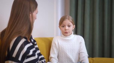 Danışmanlık, çocuk ve psikologla konuşma, sorunları çözmede destek ve yardım, psikolojik veya terapi danışmanlığı. empati ve psikoterapist, okul