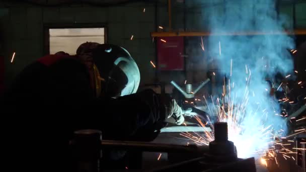 Robotnik Przemysłowy Fabryce Spawania Konstrukcji Stalowych — Wideo stockowe