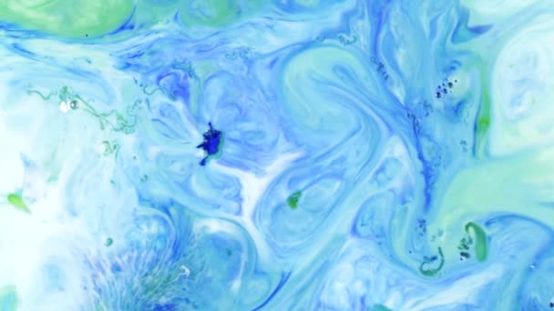 抽象的なカラフルなペイントインク爆発拡散サイケデリックブラスト運動 柔らかい色 抽象的な構成 大理石の青い背景を持つアクリルテクスチャ — ストック動画