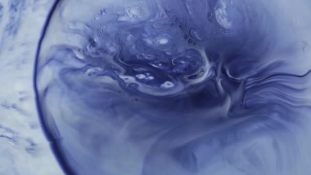 抽象的なカラフルなペイントインク爆発拡散サイケデリックブラスト運動 柔らかい色 抽象的な構成 青と白の大理石の背景を持つアクリルテクスチャ — ストック動画