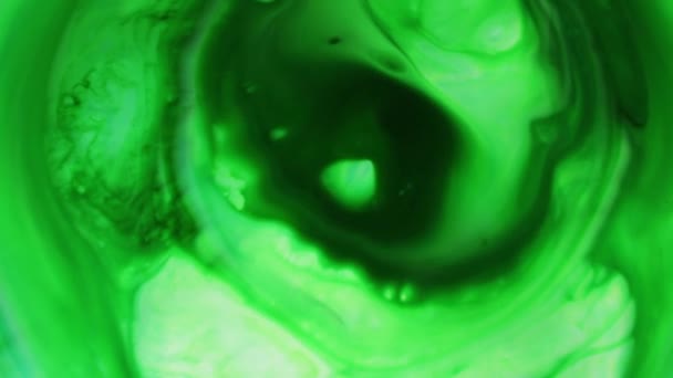 抽象的なカラフルなペイントインク拡散サイケデリックブラスト運動を爆発させます 柔らかい色抽象的な構成です 緑の大理石の背景を持つアクリルテクスチャ — ストック動画