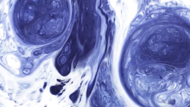 抽象的なカラフルなペイントインク爆発拡散サイケデリックブラスト運動 柔らかい色 抽象的な構成 青と白の大理石の背景を持つアクリルテクスチャ — ストック動画