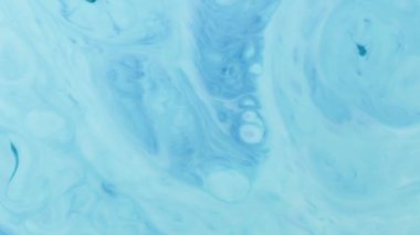 Soyut Renkli Boya Mürekkebi Patlaması Psikedelik Patlama Hareketi. yumuşak renkler, soyut kompozisyon. Mavi mermer zemin ile akrilik dokusu 