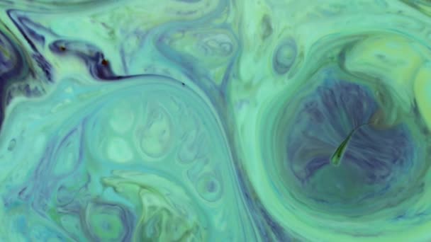 抽象的なカラフルなペイントインク拡散サイケデリックブラスト運動を爆発させます 柔らかい色抽象的な構成です 緑の大理石の背景を持つアクリルテクスチャ — ストック動画