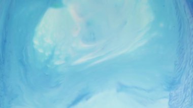 Soyut Renkli Boya Mürekkebi Patlaması Psikedelik Patlama Hareketi. yumuşak renkler, soyut kompozisyon. Mavi mermer zemin ile akrilik dokusu 