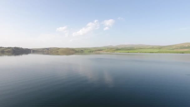 绿草如茵的草地和湖泊 蓝天和大自然 无人驾驶飞机4K — 图库视频影像