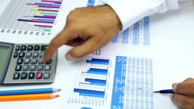 iş, insanlar, evrak, ofis ve teknoloji kavramı - hesap makinesi ve kalem yazma ve tablo üzerinde dosyalama kağıtları ile işadamı elleri. İş grafiği ve Finans yönetiminin incelenmesi