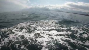 Güzel, derin, mavi Akdeniz suyu. Okyanus dalgaları. Avrupa 'da gemi seyahati. Çevresel ve derin mavi denizli doğa. Gökyüzünün yansıması ve su dalgalanmaları