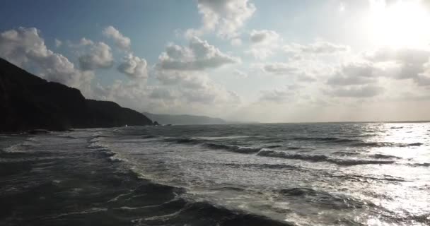 Ondas Suavemente Lavar Para Praia Seguida Recuar Como Pôr Sol — Vídeo de Stock