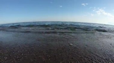 Dalgalar yavaşça plaja kadar yıkayın, sonra gün batımı gibi geri. Türkiye'de bir deniz üzerinde güzel bir gün batımı. zaman atlamalı deniz