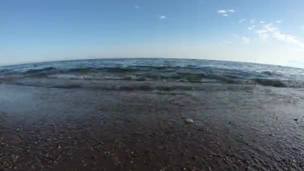 Κύματα Πλένονται Απαλά Πάνω Στην Παραλία Και Μετά Υποχωρούν Ηλιοβασίλεμα — Αρχείο Βίντεο