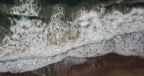 Havadan Kuşların Gözü Deniz Dalgalarının Düşüşünü Izliyor Yeşil Mavi Deniz — Stok video