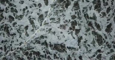 Havadan kuşların gözü deniz dalgalarının düşüşünü izliyor. Yeşil ve mavi deniz manzaralı İHA, İHA görüntüleri, 4K