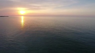 Sahilde güzel bir yaz günbatımı çekimi. İHA görüntülerinde gün batımı, İHA görüntüleri 4k 