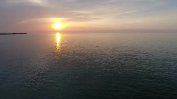 ビーチで美しい夏の夕日のショット 海のドローン映像 ドローン映像での日没4K — ストック動画